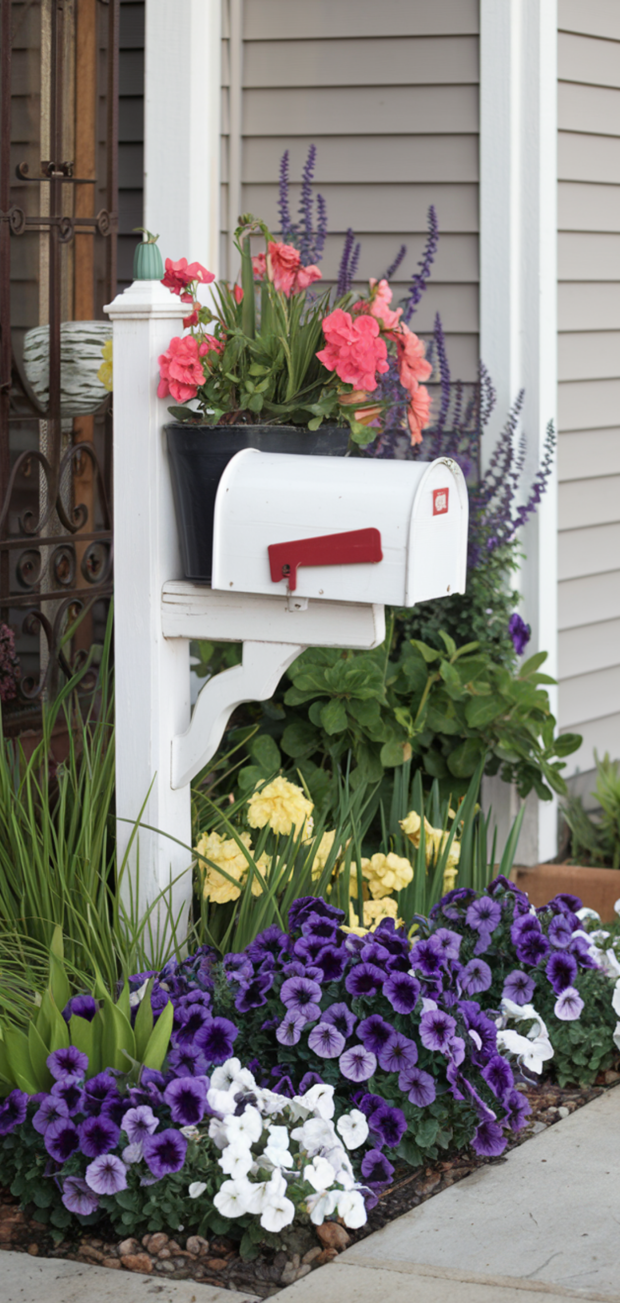15 Perfect Mailbox Flower Bed Ideas