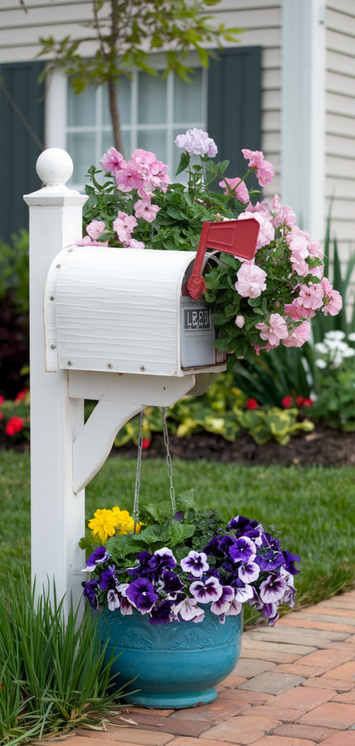 15 Perfect Mailbox Flower Bed Ideas
